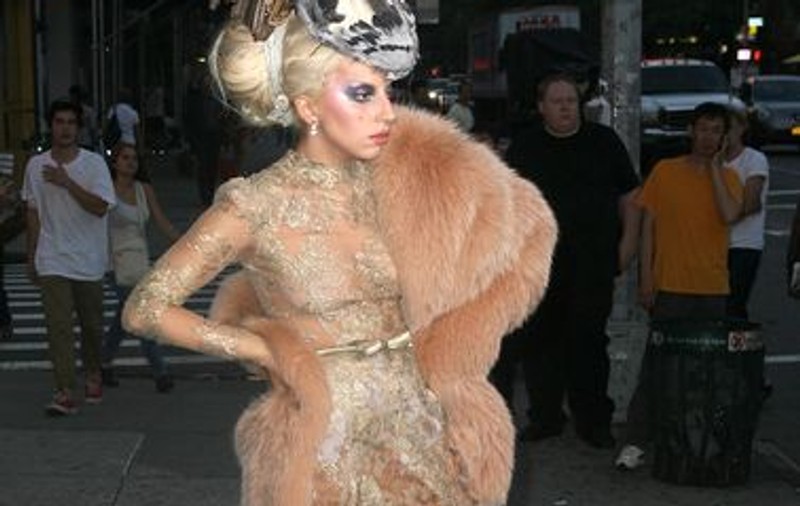 Foto | Lady GaGa, cărată de bodyguard