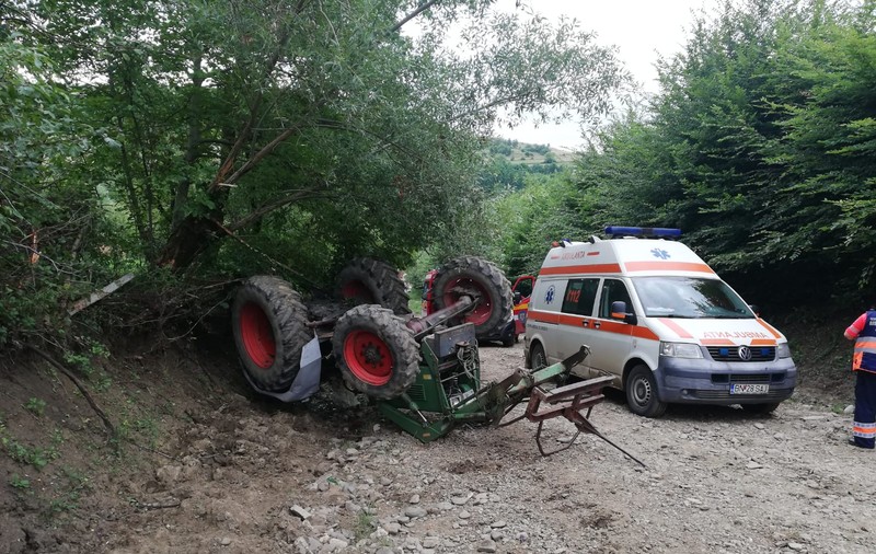 Bărbat din Vâlcea, în stare gravă după ce s-a răsturnat cu tractorul în pădure. Victima, dusă la un spital din Craiova cu un elicopter SMURD