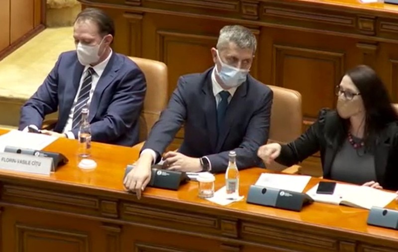 33 de secunde cu Dan Barna în Parlament. Momentul în care un angajat al Camerei este chemat să ridice ochelarii scăpați pe jos de vicepremier