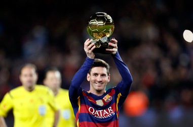 epa05107404 FC Barcelona's Argentinian striker Lionel Messi, shows to supporters his fifth Golden Ball trophy prior to the Spanish Primera Division soccer match played against Athletic Bilbao at Camp Nou stadium in Barcelona, northeastern Spain, 17 January 2016. EPA/Alejandro Garcia