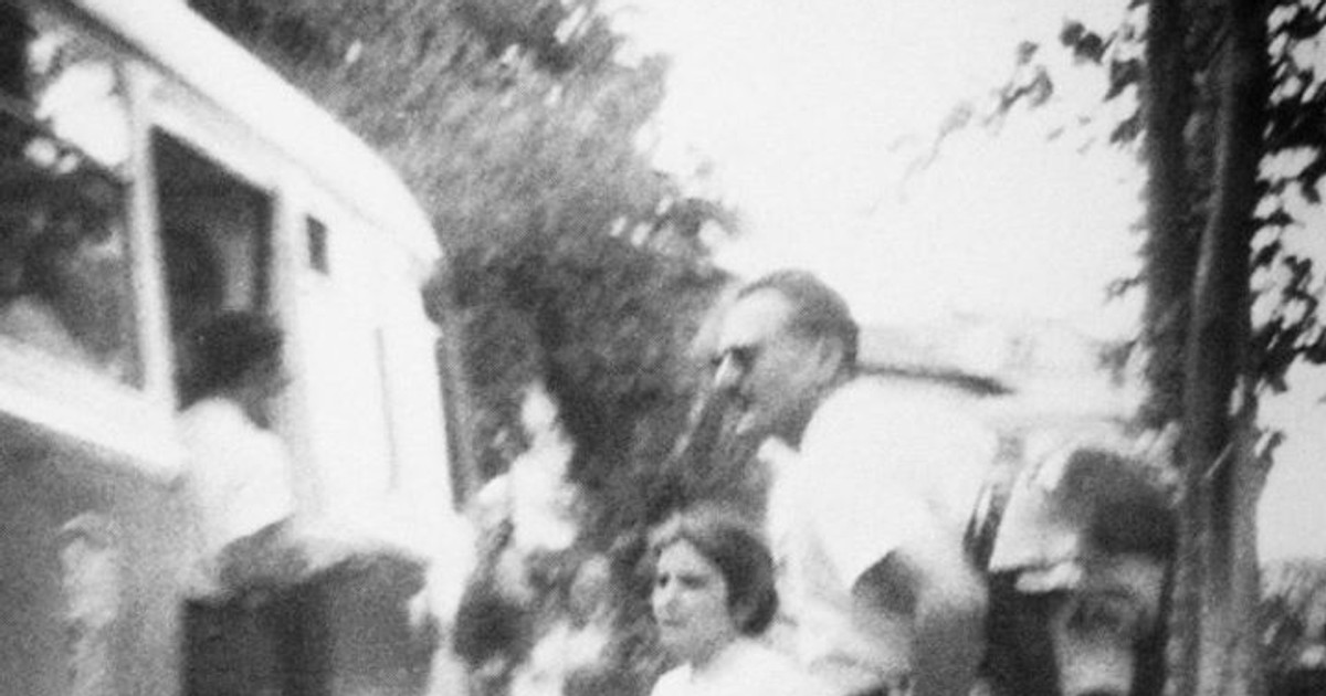 Fotografie inedită cu Arsenia Boca, din Arhiva CNAS. Arsenie Boca, alături de o femei, în 1962. Are ochelari de soare și poartă un rucsac în spate, fiind aici fără celebra sa barbă