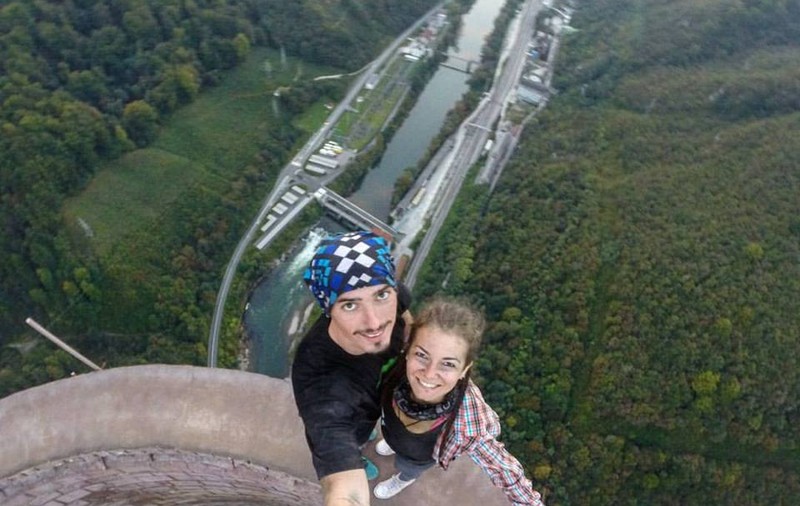 EXCLUSIV/ ”Balaurul” Cernescu, traversare spectaculoasă pe franghie între Pietrele Doamnei din Rarău. ”Dacă te prinde vreun fulger, zbori”