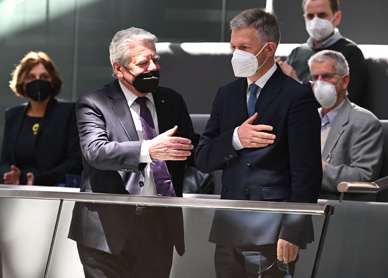 Fostul președinte german Joachim Gauck, (L) și ambasadorul Ucrainei în Germania Andriu Melnyk sosesc pentru o sesiune specială a Bundestagului german privind conflictul Rusiei-Ucraina. Foto: Hepta