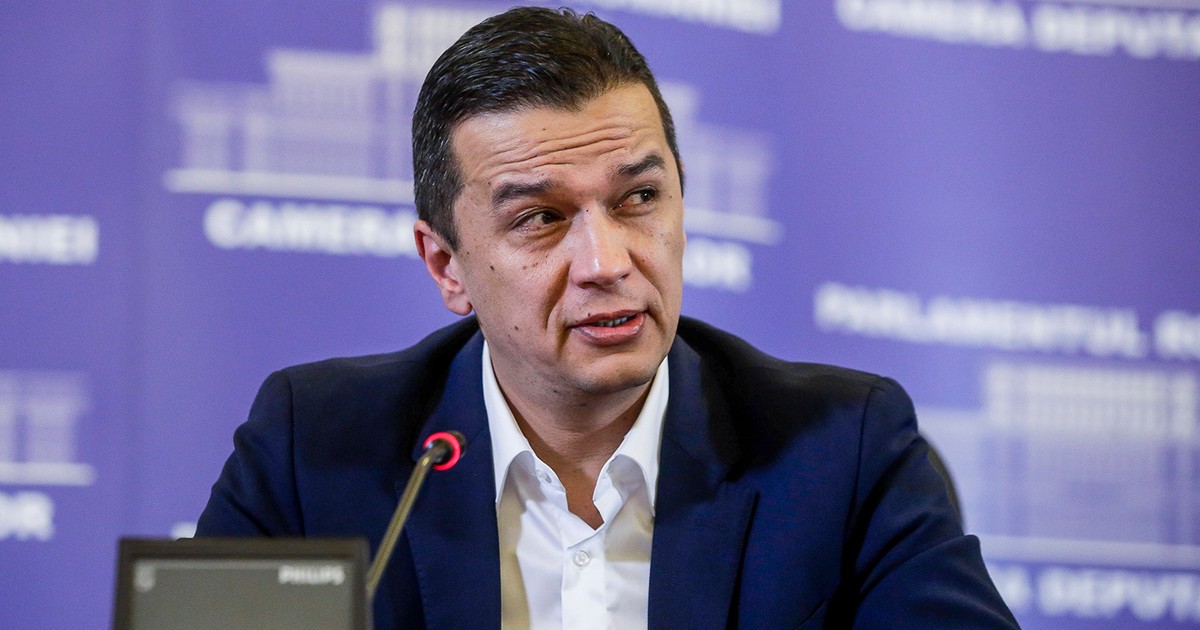 Sorin Grindeanu vorbeste la microfon