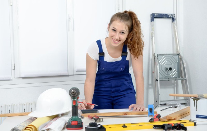 Piața de bricolaj înghite banii de vacanță. Românii s-au apucat de renovarea locuințelor în pandemie