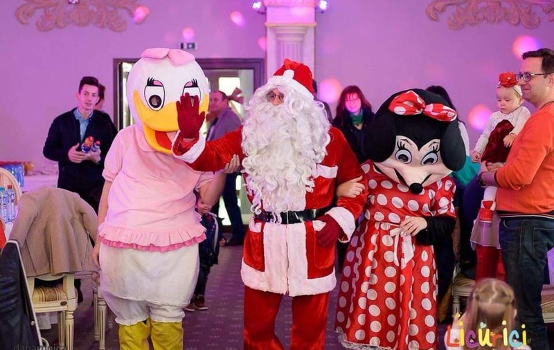GALERIE FOTO/ Moș Crăciun de la mall: "Vin oameni din diaspora și mă întreabă timid cât costă să-și facă poză cu mine"