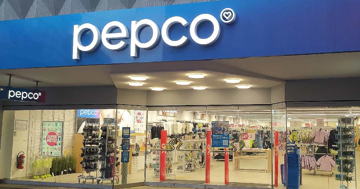 Magazin Pepco cu o gamă largă de articole de îmbrăcăminte, articole pentru casă, jucării și produse de uz casnic