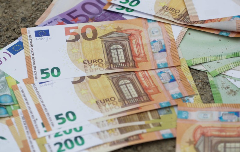 O femeie din Israel a ars bancnote de aproape 3.000 de euro de teamă că s-ar infecta cu COVID