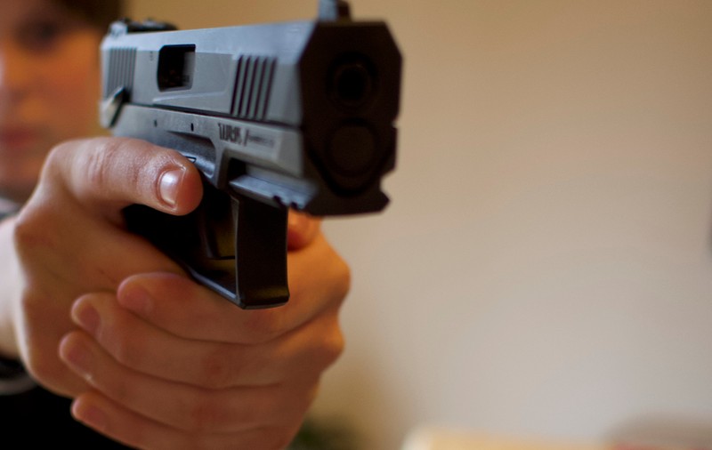Un tânăr de 18 ani a fost împușcat cu un pistol de tip airsoft de un băiat de 15 ani, pe o stradă din Craiova