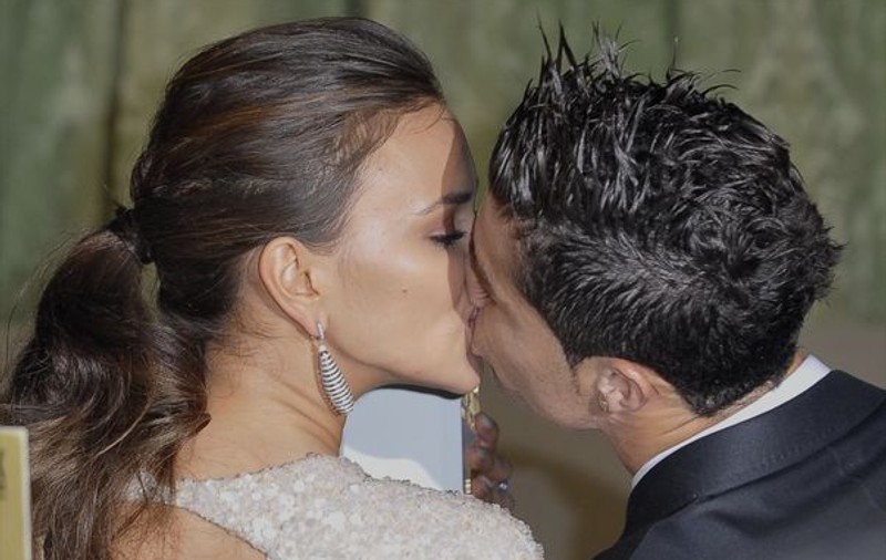 Foto | Imaginea pentru care paparazzii nu ar dormi nopţi în şir: sărutul pasional dintre Irina Shayk şi Cristiano Ronaldo