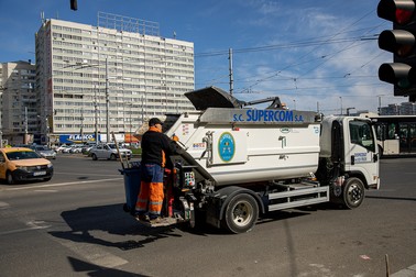 Angajaţii Supercom nu poartă nici costume, nici măşti când încarcă gunoiul din Sectorul 2