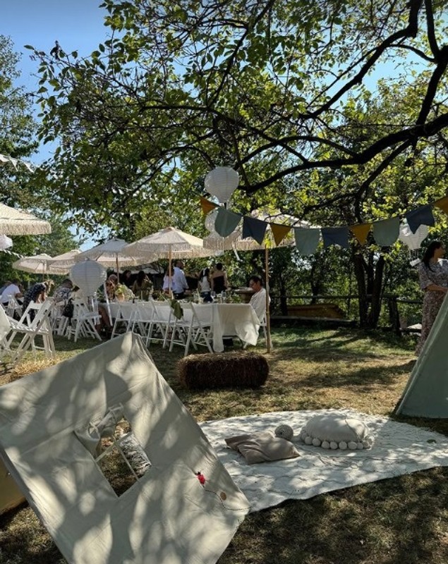 Imagini de la botezul celei de-a patra fetițe a Laurei Cosoi. Evenimentul a avut loc în Maramureș, iar invitații au primit mâncare gătită la ceaun