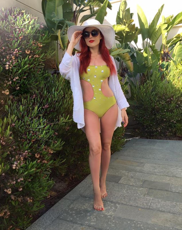 Elena Gheorghe, sexy în costum de baie. Cum se relaxează în vacanță | FOTO
