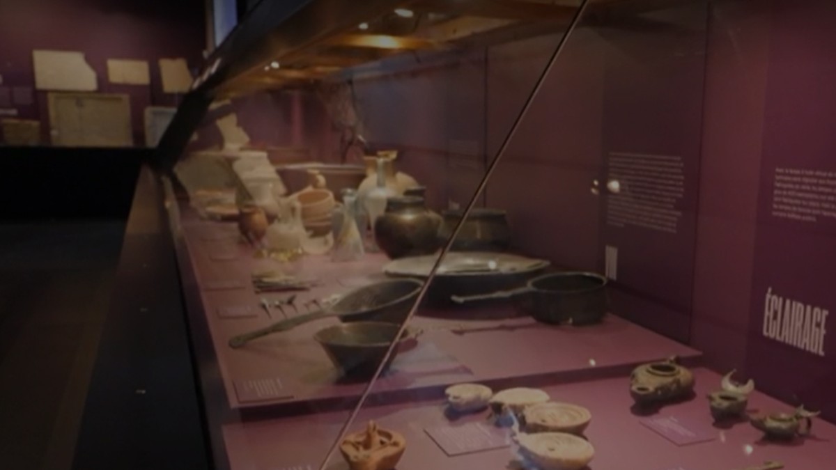 Vitrină din Muzeul Roman din Lausanne-Vidy (Elveția) în care sunt expuse vase ceramice.