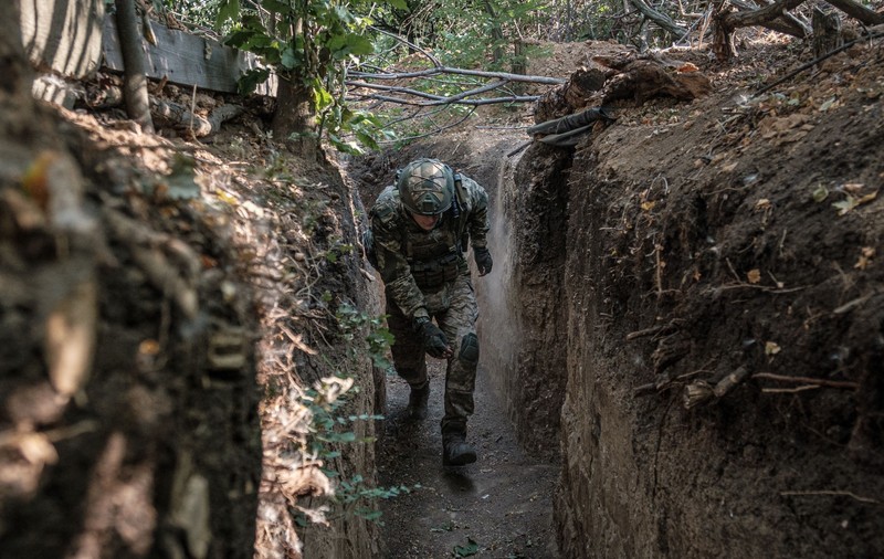 Peste un milion de ucraineni iau parte la război, unii din birouri departe de front. Sunt 19.000 de dezertori în armata ucraineană