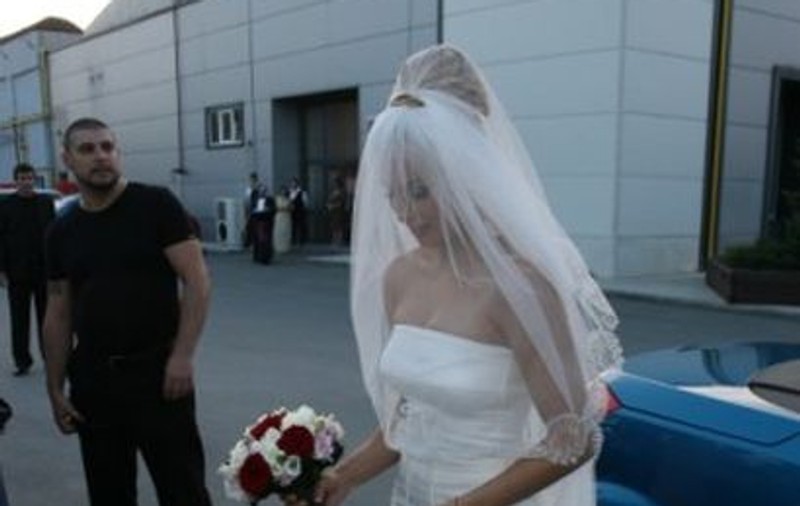 Lora și actorul Dan Badea, nuntă în natură. Uite ce rochie a purtat mireasa! Îți place?| FOTO