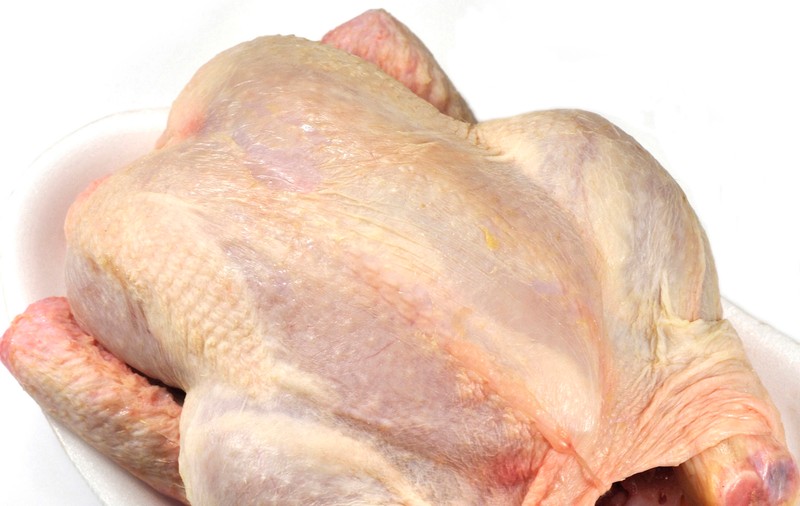 UN STUDIU AVERTIZEAZĂ: Nu mai spălaţi CARNEA DE PUI! Ce BACTERIE PERICULOASĂ RISCĂ SĂ VĂ ÎMBOLNĂVEASCĂ!