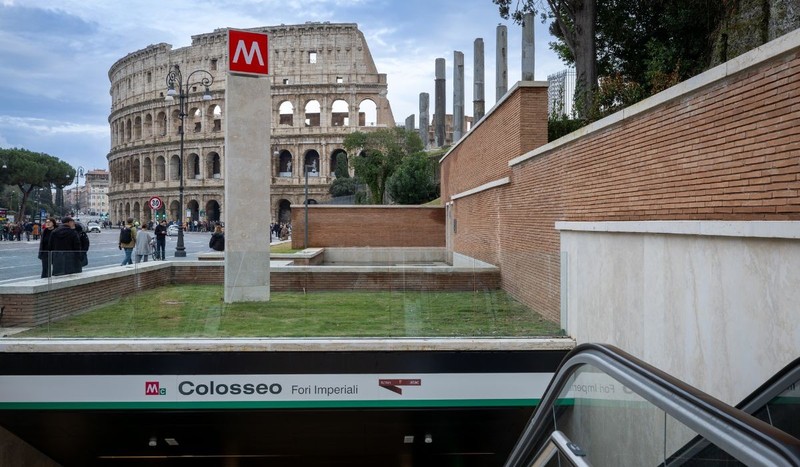 Intrarea în noua stație de metrou C, stația Colosseo - Fori Imperiali. Sursă foto: Shutterstock