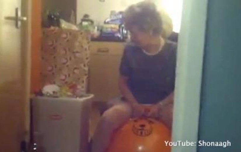 DE TOT RÂSUL! Uite ce face plictiseala din două BĂBUȚE! Au CĂLĂRIT o minge și le-a plăcut! VIDEO