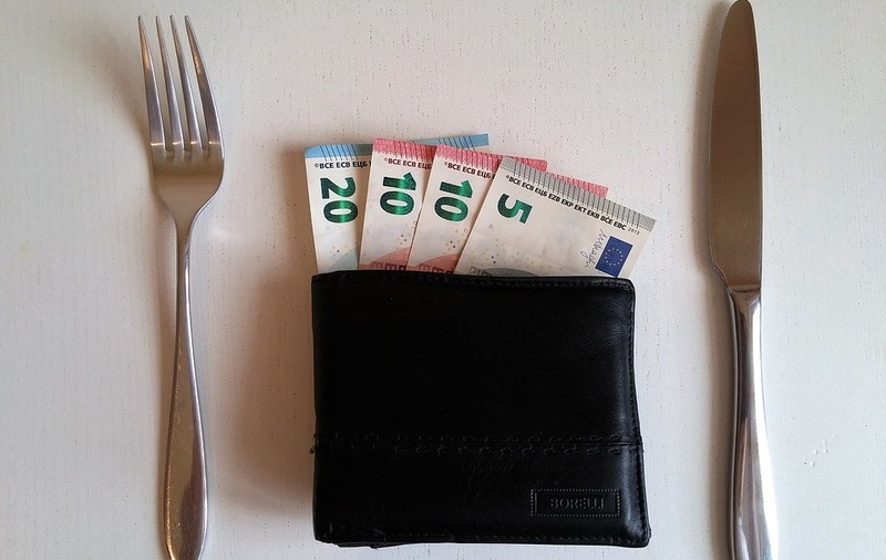 (Publicitate) Obligație sau aprecierea unui serviciu bun: Cât și cui lăsăm bacșiș?