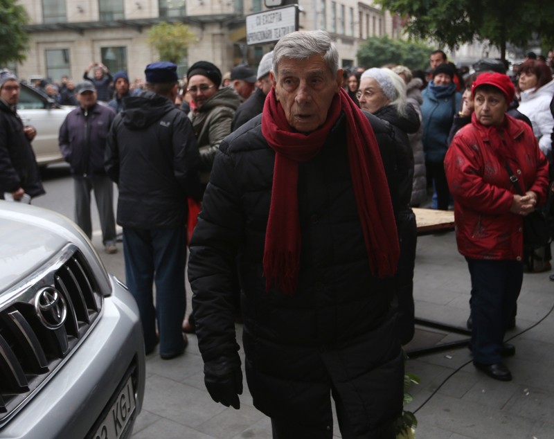 EXCLUSIV | Mitică Popescu, dărâmat la căpătâiul Stelei Popescu. Lumea a luat cu asalt Teatrul Constantin Tănase | FOTO & VIDEO