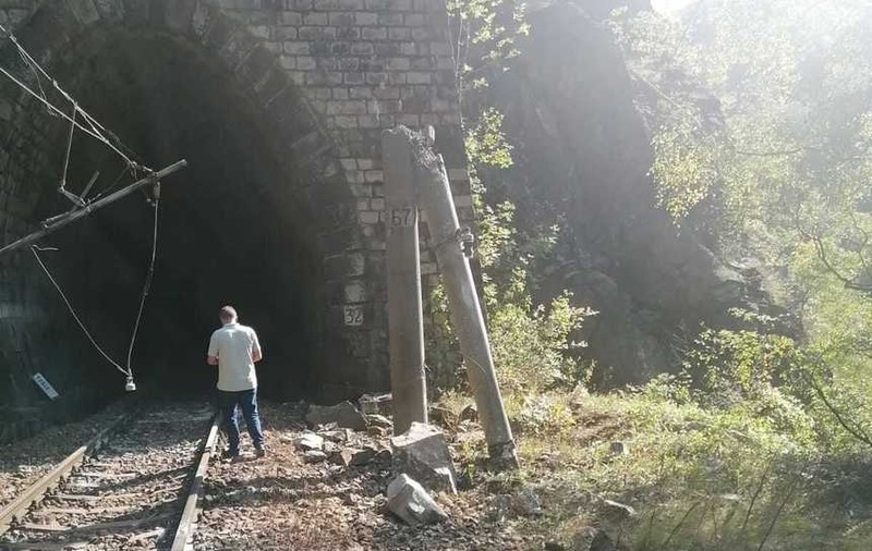 Trafic feroviar întrerupt în defileul Jiului, după căderea de stânci de pe un versant. Călătorii au fost transportați cu mașinile