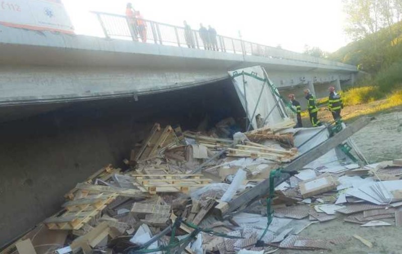 Un TIR a căzut de pe un pod din Vâlcea, după ce a lovit o betonieră