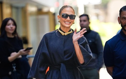 Jennifer Lopez, în pantofi românești la plimbare prin New York. Cum a fost surprinsă vedeta
