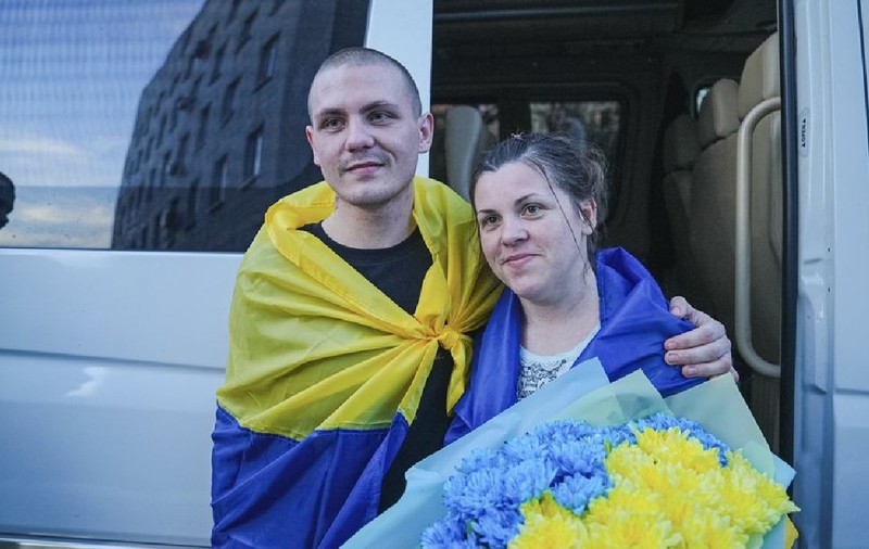 Mamă și fiu luați prizonieri din combinatul Azovstal, reuniți de Paști, după 3 ani de captivitate în Rusia: „Dacă visez, nu mă trezi!”