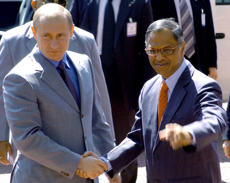 Vladimir Putin alături de Narayana Murthy la vizita din 5 decembrie 2004 la sediul din Bangalore al Infosys. Foto: Profimedia