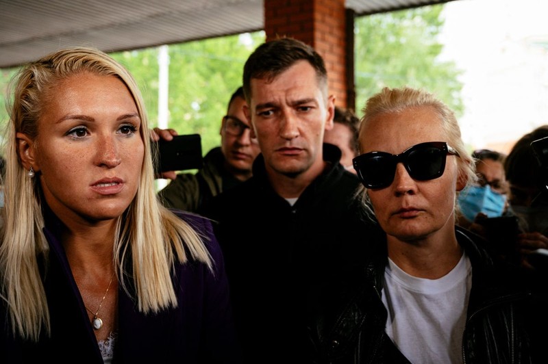 Anastasia Vasilyeva (stânga), alături de soția lui Alexei Navalnîi, Iulia, și de fratele opozantului lui Putin, Oleg | Foto: Profimedia