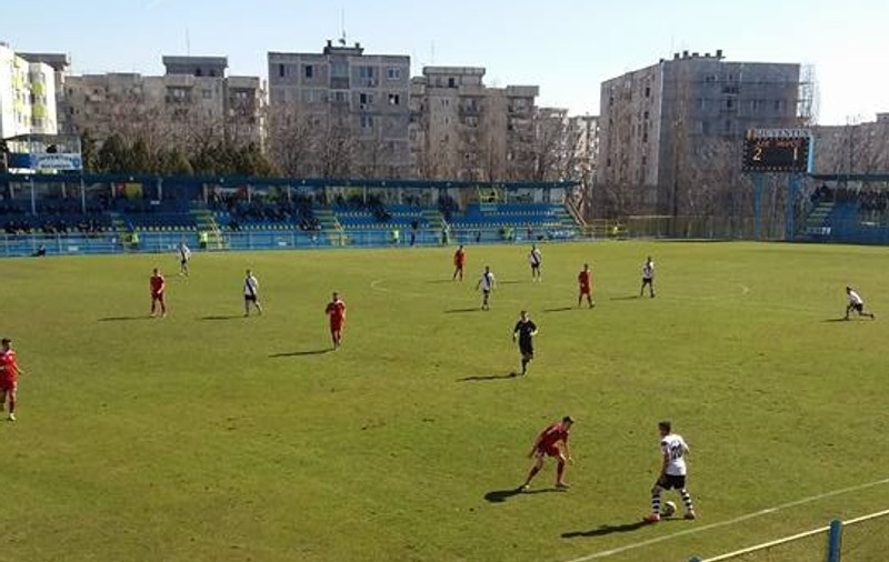 Liga a 2-a, etapa a 25-a. Liderul Juventus a câștigat derby-ul cu Sepsi. UTA Arad - FC Brașov 1-2. Au marcat foștii steliști Chitoșcă și Enceanu