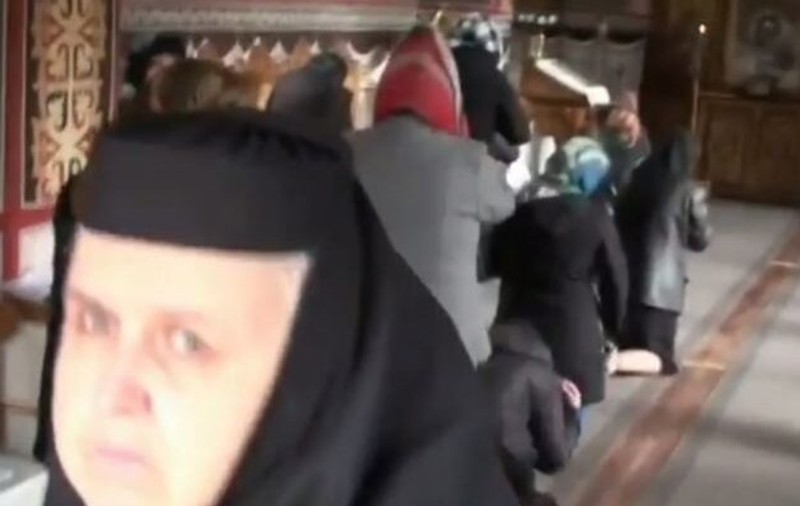 Reacția Patriarhiei în scandalul de la mănăstirea din Hunedoara. Doi bărbați, agresați de enoriași, după ce au filmat o slujbă ținută în biserică