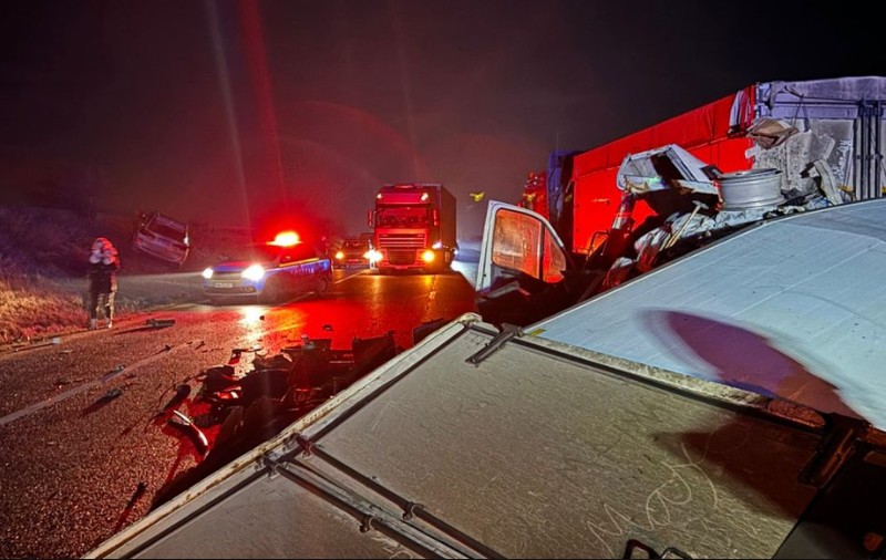 Un tânăr de 16 ani a murit într-un accident în care au fost implicate trei vehicule, pe un drum din Vrancea