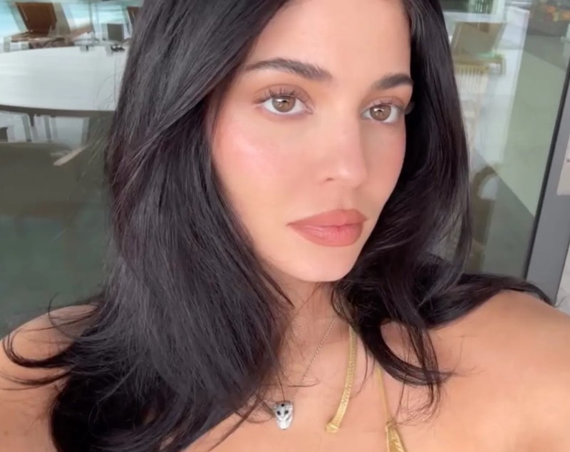 Kylie Jenner a început noul an în costum de baie. Și-a etalat silueta tonifiată și un colier în valoare de 30.500 de dolari