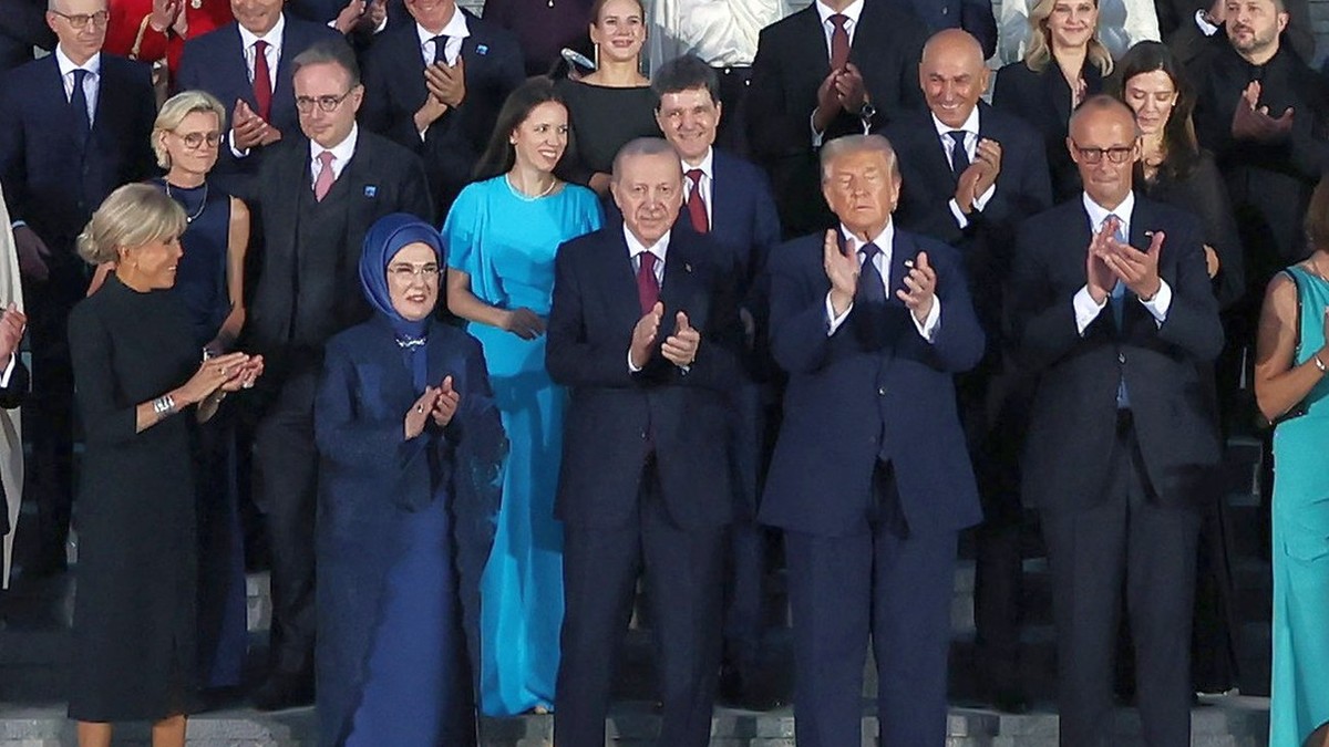 Nicușor Dan și Mirabela Grădinaru au stat în spatele lui Trump și Erdogan la poza de grup cu liderii NATO de la Ankara