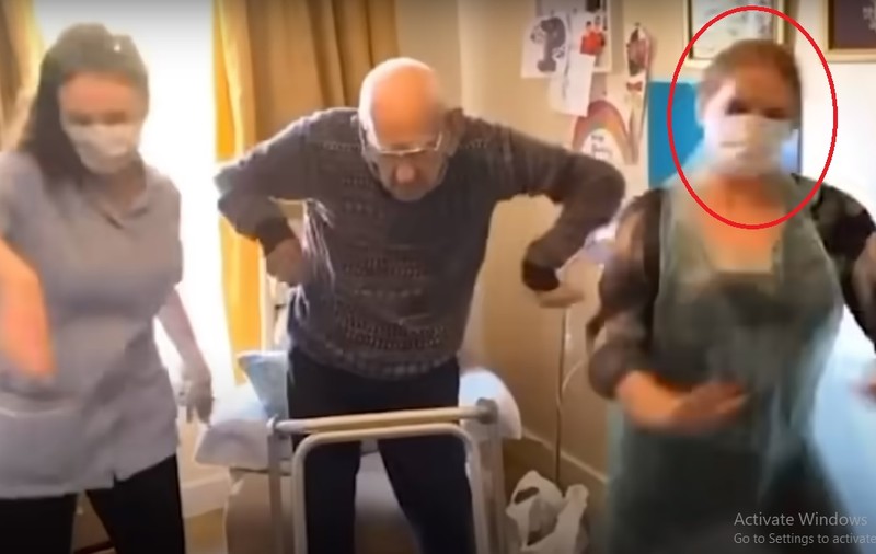 VIDEO |  O îngrijitoare a murit la câteva zile după ce un videoclip în care dansa alături de un bătrân a devenit viral pe TikTok