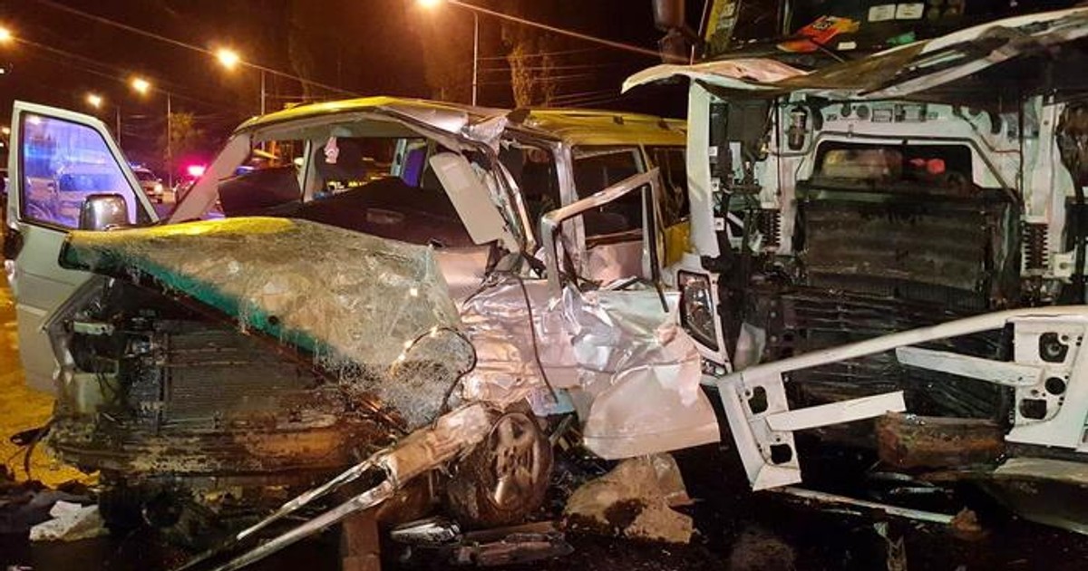 Un mort și cinci răniți în urma unui grav accident în Oradea. Impact violent dintre un camion și un microbuz