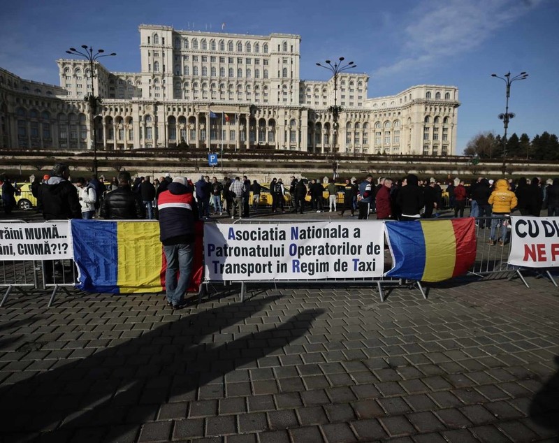 Sute de taximetrişti au protestat din nou în Piaţa Constituţiei. Ce revendicări au avut
