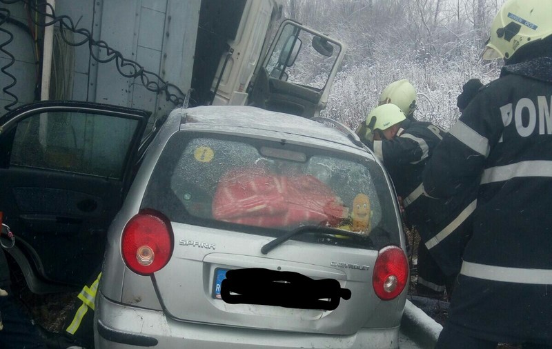 FOTO/ Accident grav pe E70, în Caraș-Severin. O femeie a murit, iar o fetiță este în comă
