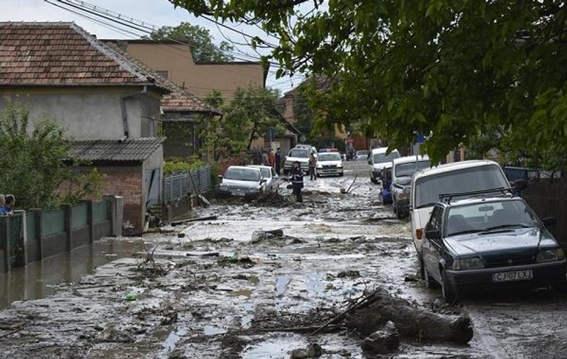 UPDATE / Inundațiile fac prăpăd în țară. Cod portocaliu de ploi în nouă județe FOTO
