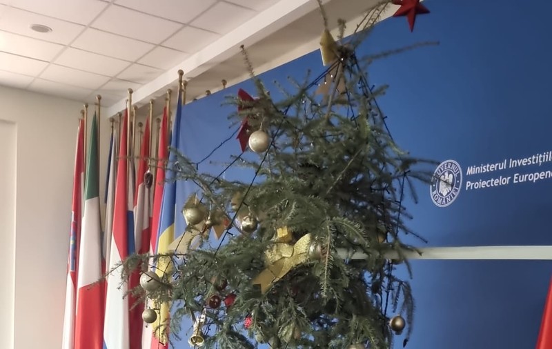 Fost ministru PSD al Finanțelor ironizează bradul de Crăciun de la MIPE: „metafora perfectă pentru absorbția fondurilor în România”
