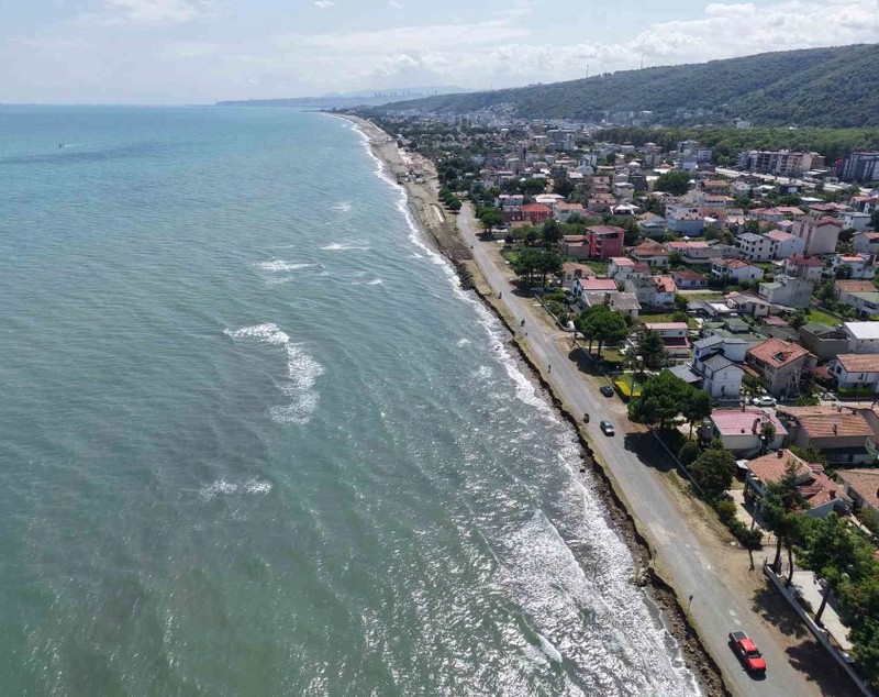 „Mai avem puțin și cădem în Marea Neagră!”. Eroziunea nu poate fi oprită, a ajuns la drum și amenință casele, la Samsun, în Turcia