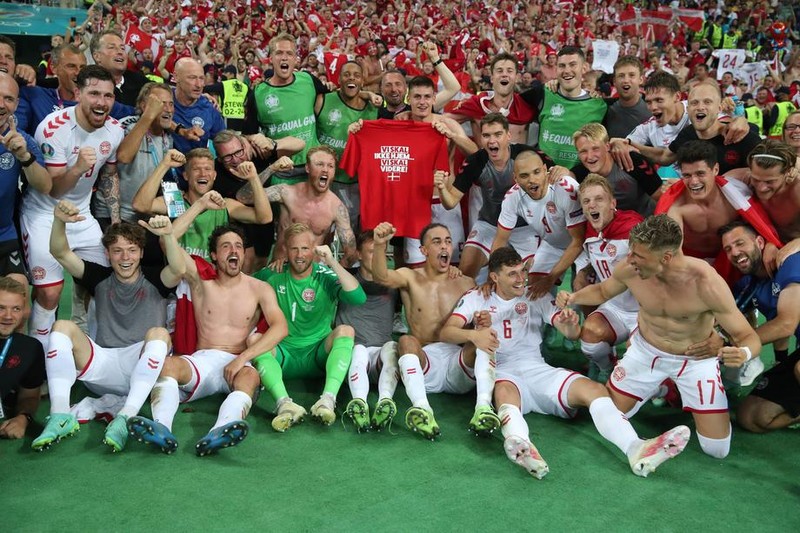 epa09320934 Players of Denmark and team members celebrate after winning the UEFA EURO 2020 quarter final match between the Czech Republic and Denmark in Baku, Azerbaijan, 03 July 2021. EPA-EFE/Tolga Bozoglu / POOL (RESTRICTIONS: For editorial news reporting purposes only. Images must appear as still images and must not emulate match action video footage. Photographs published in online publications shall have an interval of at least 20 seconds between the posting.)