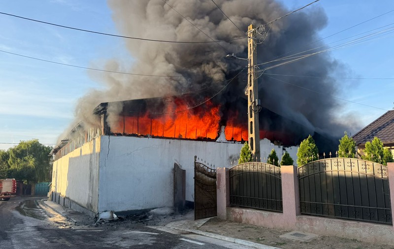 Incendiu violent la o hală din Galați. Flăcările au cuprins sute de metri pătrați. Cauza focului a fost stabilită de pompieri