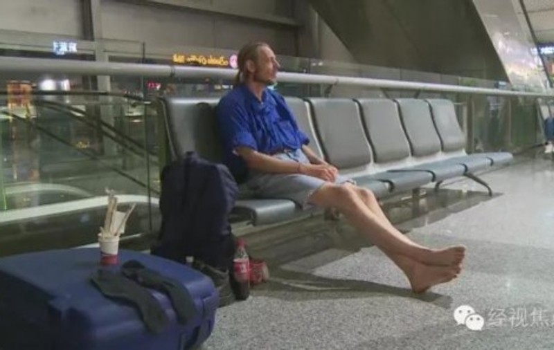 Un olandez a zburat peste 8.000 de kilometri ca să-și întâlnească “dragostea”. Bărbatul a stat zece zile pe aeroport, iar apoi a ajuns la spital. Ce s-a întâmplat