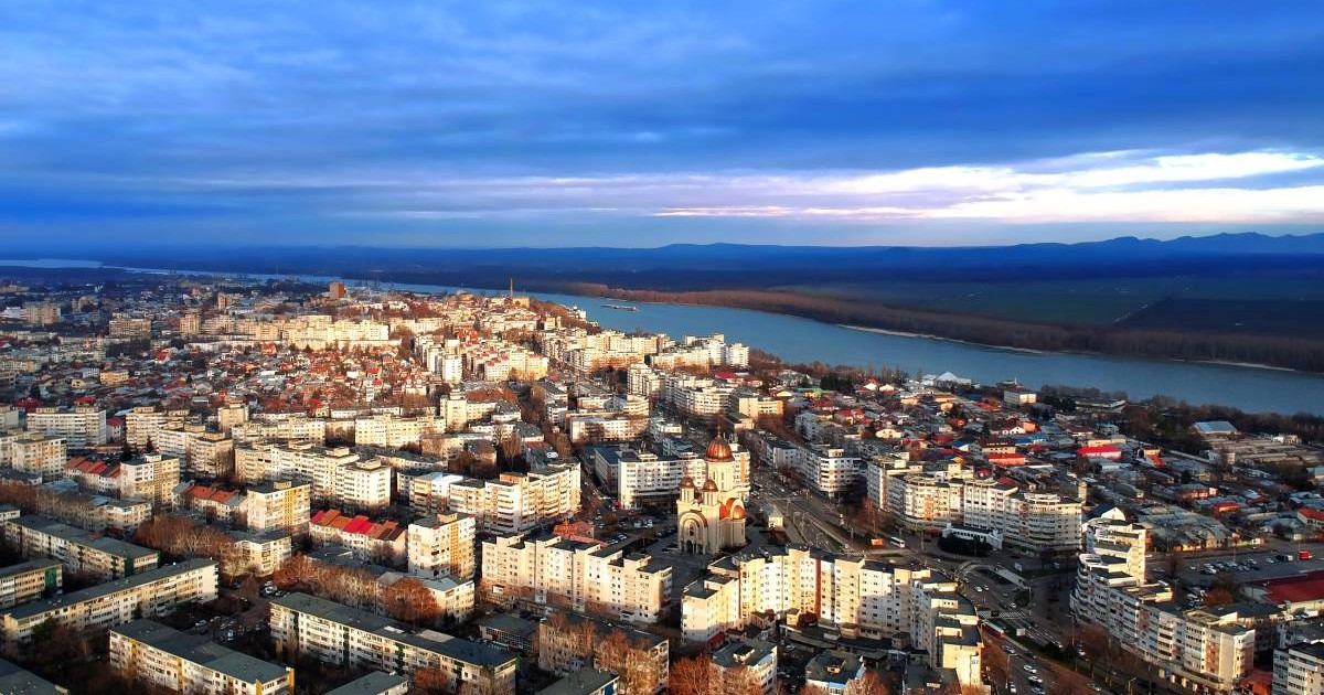 Panoramă deasupra orașului Brăila, se văd blocurile aflate în centru, iar în fundal poate fi remarcată Dunărea.