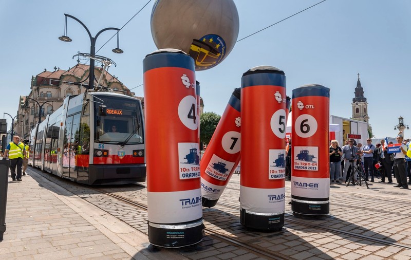 Campionatul European pentru vatmani, cu probe de popice și bowling cu tramvaiul, are loc la Frankfurt. Ediția din 2023 s-a desfășurat în România