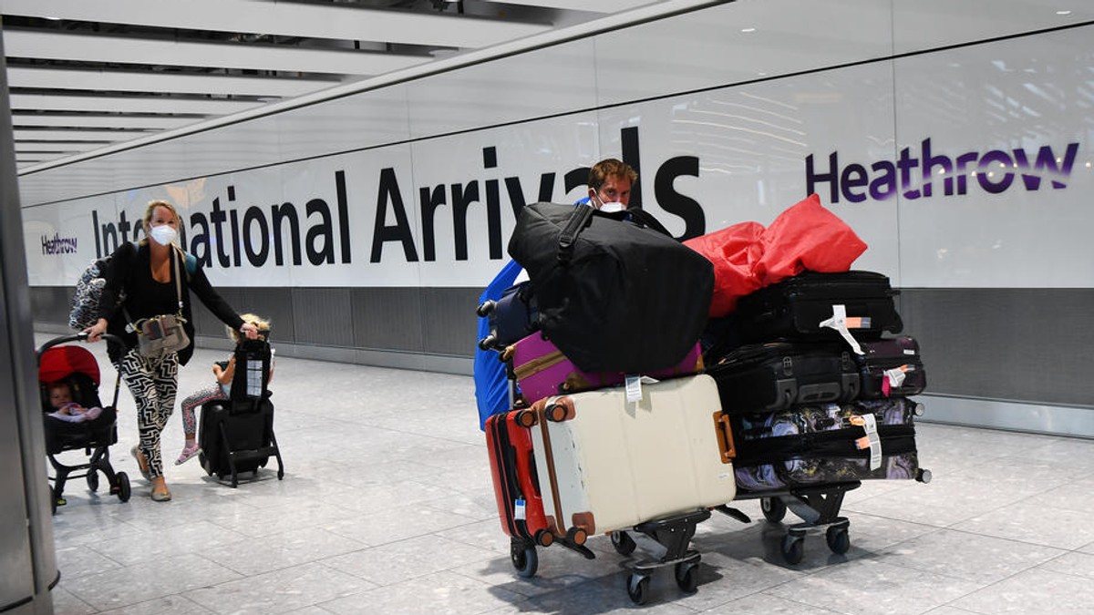 O femeie riscă 14 ani de închisoare, după ce a fost prinsă pe aeroport cu o sumă imensă de bani ascunsă în bagaje