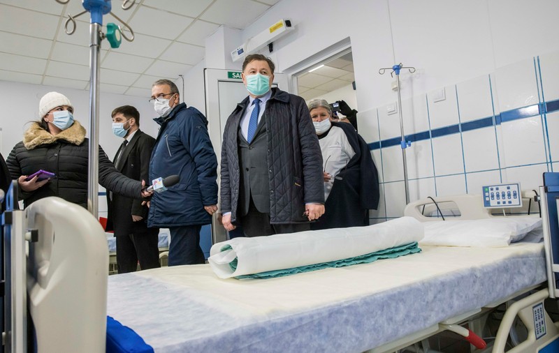 Sănătatea românească depinde de firmele verișorilor? În loc să construim sute de spitale, noi promitem că zugrăvim câteva zeci